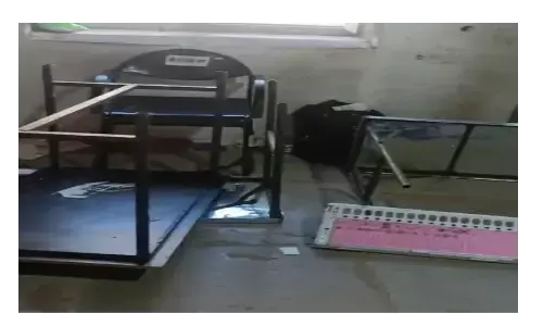 परली के मतदान केंद्र में जमकर हुई तोड़फोड़- कैमरा था बंद, दूसरे मामले में युवक की पिटाई परली के मतदान केंद्र में जमकर हुई तोड़फोड़- कैमरा था बंद, दूसरे मामले में युवक की पिटाई