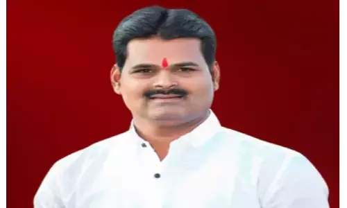 मतदान केन्द्र में निर्दलीय उम्मीदवार बालासाहेब शिंदे को अचानकर आया चक्कर, तोड़ा दम मतदान केन्द्र में निर्दलीय उम्मीदवार बालासाहेब शिंदे को अचानकर आया चक्कर, तोड़ा दम