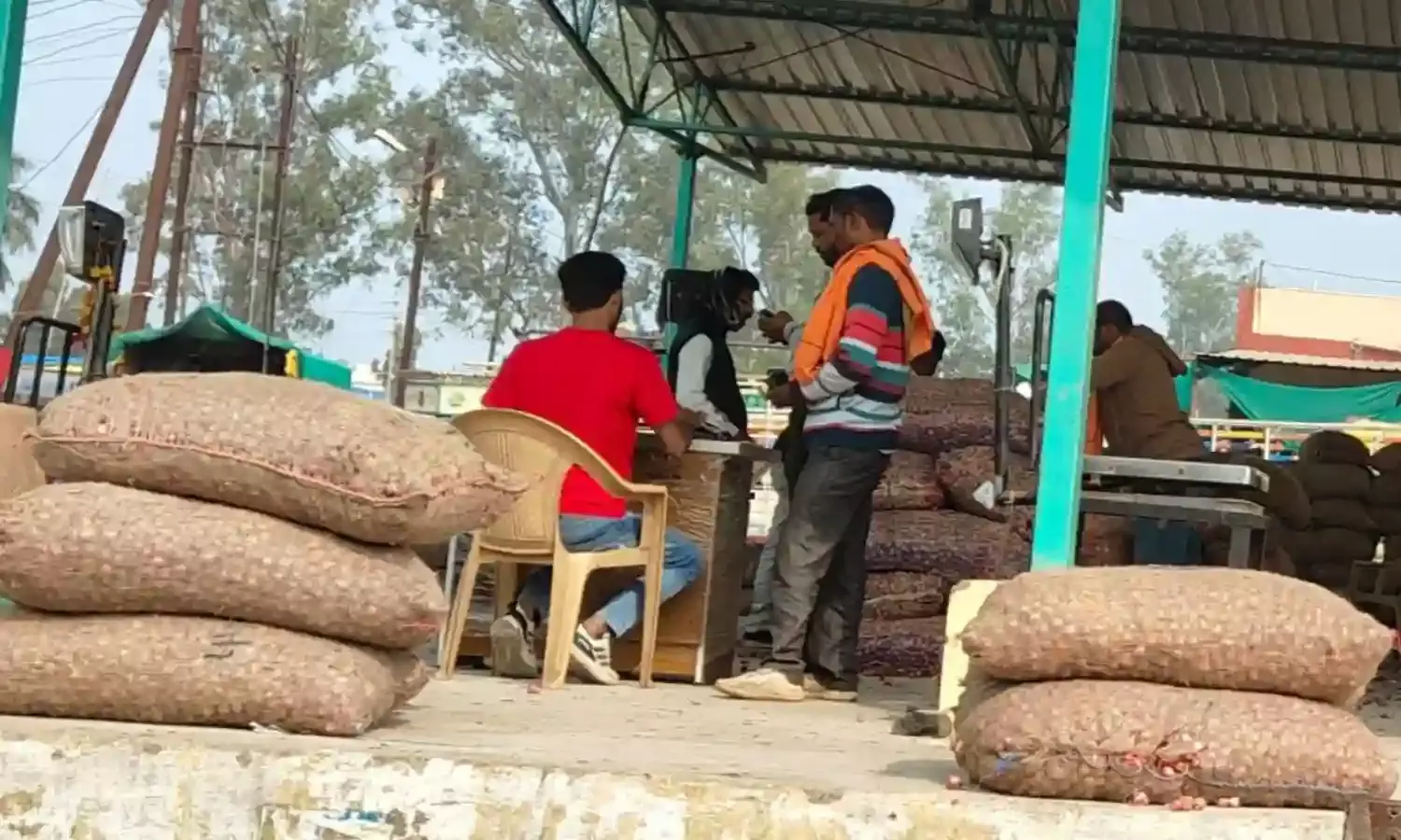 थोक मण्डी के नए शेड में रातोंरात सब्जी व्यापारियों ने जमाया कब्जा