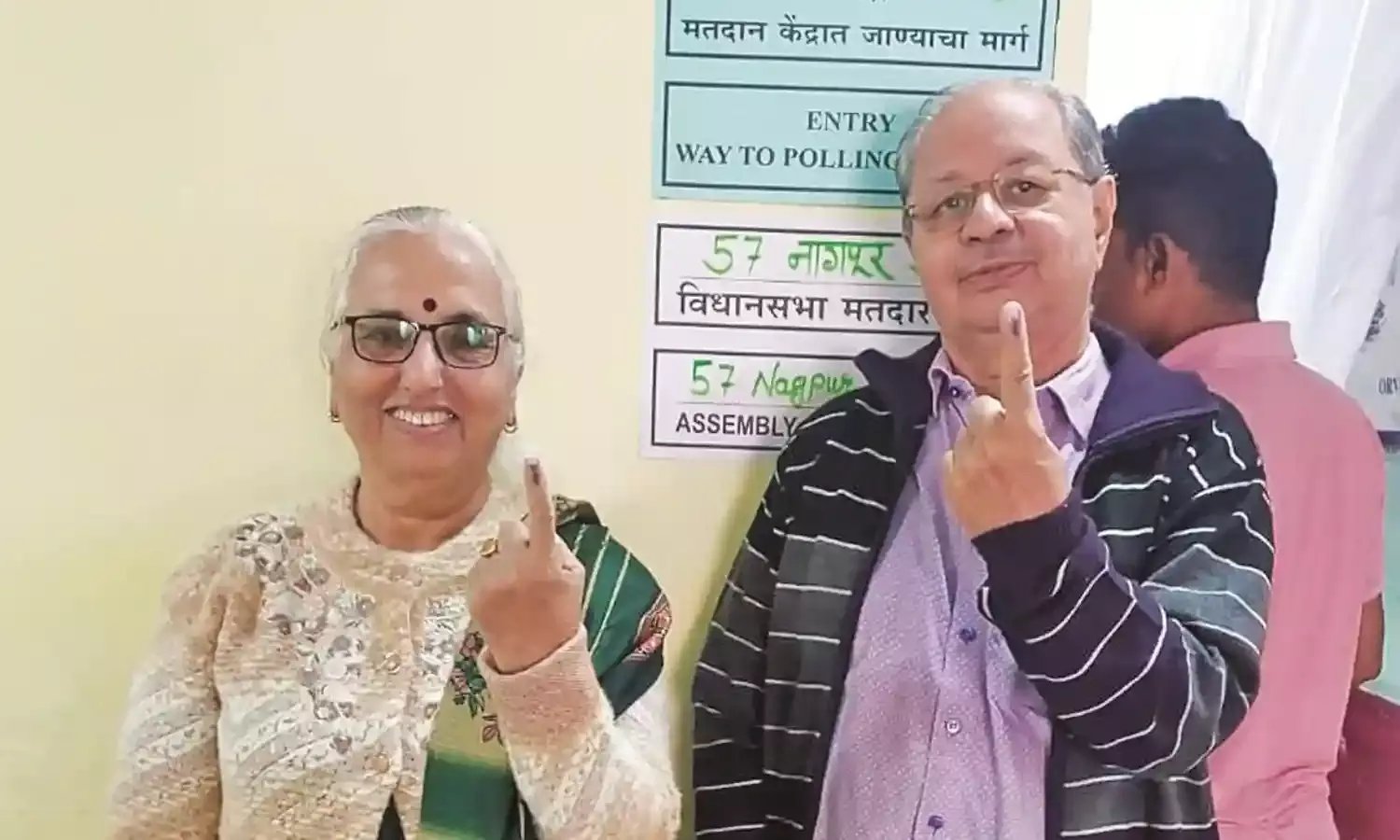 46 वर्षों से लगातार पहला वोट देते आ रहे हैं बजाज दंपति, इस बार भी परंपरा कायम