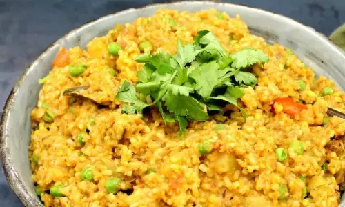 इस रेसिपी से बोरिंग खिचड़ी में भी आ जाएगा भरपूर स्वाद, बच्चे कर देंगे प्लेट चट्ट