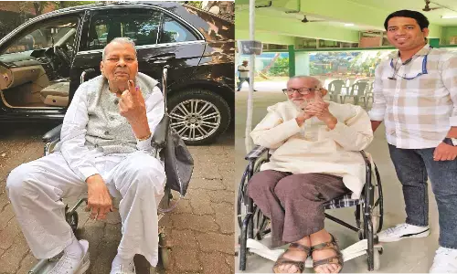 चुनाव में नजर आए इस जज्बे को सलाम, बुजुर्गों ने मतदान करने में कसर नहीं छोड़ी