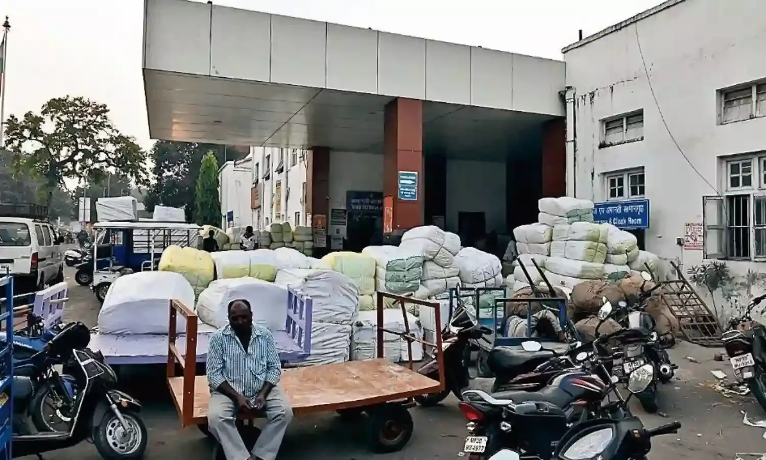 एक तरफ पार्किंग सिस्टम सुधारने की कवायद दूसरी ओर बिना अनुमति बन गया वाहन स्टैण्ड