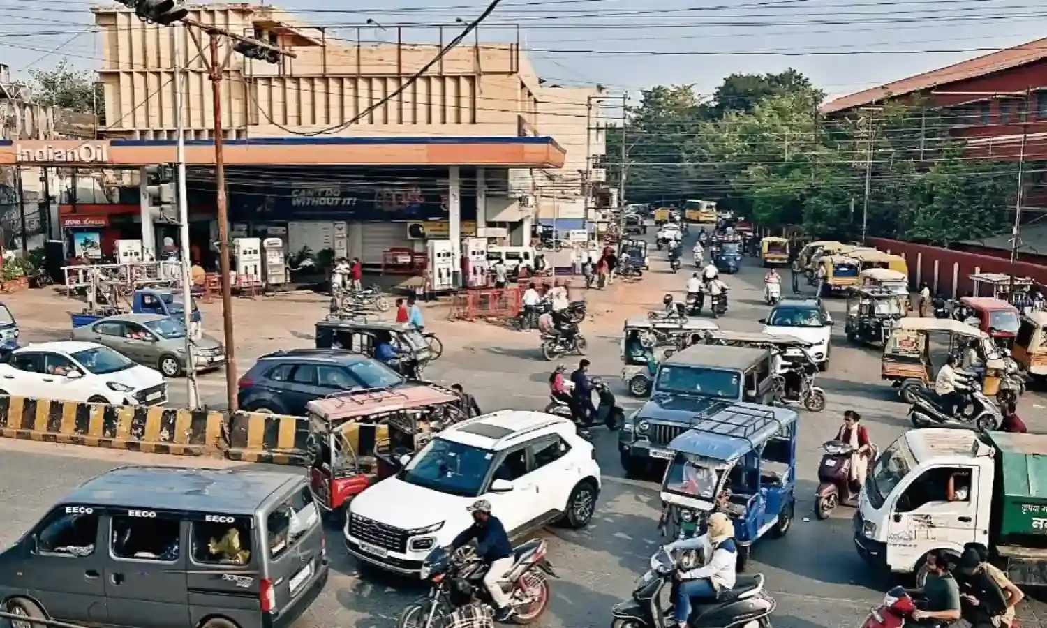 अति व्यस्ततम चौराहों के ही ट्रैफिक सिग्नल बंद, अराजक हुआ यातायात