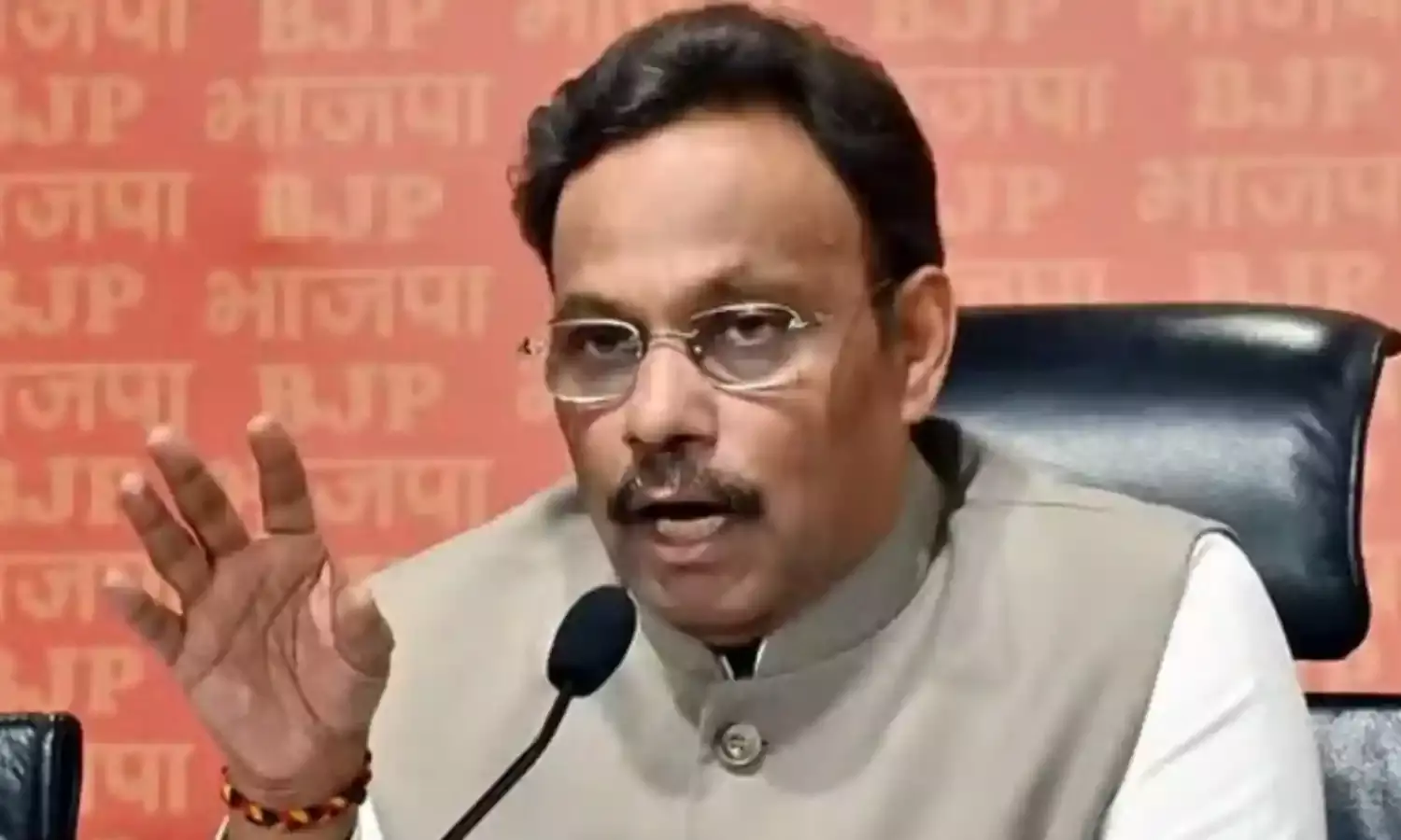 पैसे बांटने के आरोप पर बीजेपी नेता विनोद तावड़े ने कांग्रेस नेताओं को   मानहानि का नोटिस भेजा