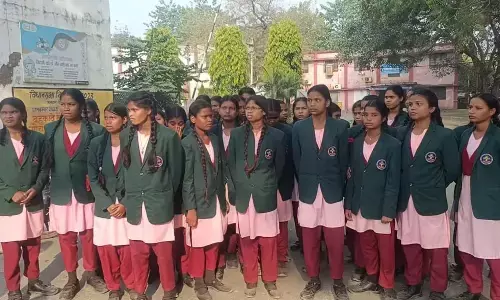 छात्राओं को अपमानित करते हैं प्राचार्य, शिकायत लेकर कलेक्ट्रेट पहुंची छात्राएं