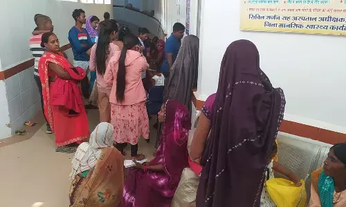 सोनोग्राफी के लिए खड़े होकर करना पड़ रहा इंतजार