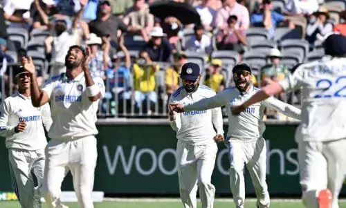 गेंदबाजों के नाम रहा पर्थ टेस्ट का पहला दिन, बुमराह की शानदार बॉलिंग के दम पर भारत ने किया कमबैक गेंदबाजों के नाम रहा पर्थ टेस्ट का पहला दिन, बुमराह की शानदार बॉलिंग के दम पर भारत ने किया कमबैक