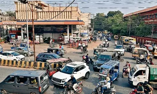 अति व्यस्ततम चौराहों के ही ट्रैफिक सिग्नल बंद, अराजक हुआ यातायात अति व्यस्ततम चौराहों के ही ट्रैफिक सिग्नल बंद, अराजक हुआ यातायात