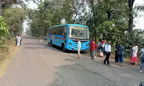 गड़चिरोली-मुरूमगांव बस बीच रास्ते में पड़ गई फेल, परेशान होते रहे यात्री