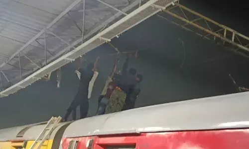 बल्लारशाह में ट्रेन पर गिरा हाई वोल्टेज तार, बाल-बाल बचे यात्री बल्लारशाह में ट्रेन पर गिरा हाई वोल्टेज तार, बाल-बाल बचे यात्री