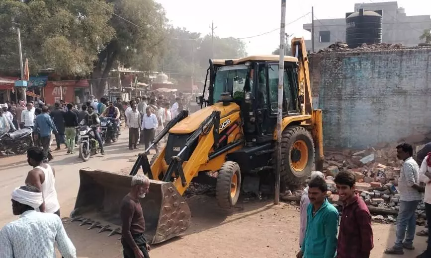 ककरहटी में नगर परिषद अमले ने हटाया अवैध अतिक्रमण ककरहटी में नगर परिषद अमले ने हटाया अवैध अतिक्रमण