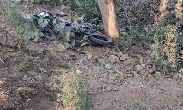 अनियंत्रित होकर सड़क किनारे खाई में गिरी बाइक, एक की हालत गंभीर अनियंत्रित होकर सड़क किनारे खाई में गिरी बाइक, एक की हालत गंभीर