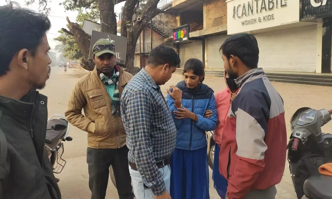 वाहन की ठोकर से स्कूटी सवार युवती हुई घायल वाहन की ठोकर से स्कूटी सवार युवती हुई घायल