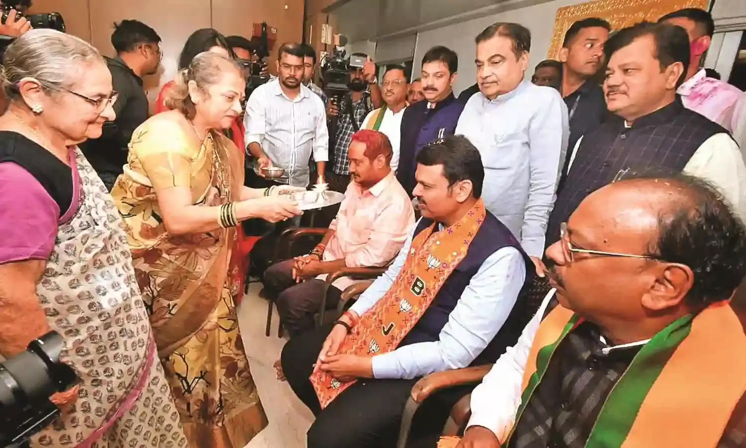 फडणवीस बोले अब तीनों दल मिलकर तय करेंगे सीएम, गडकरी के आवास पर आशीर्वाद लेने पहुंचे