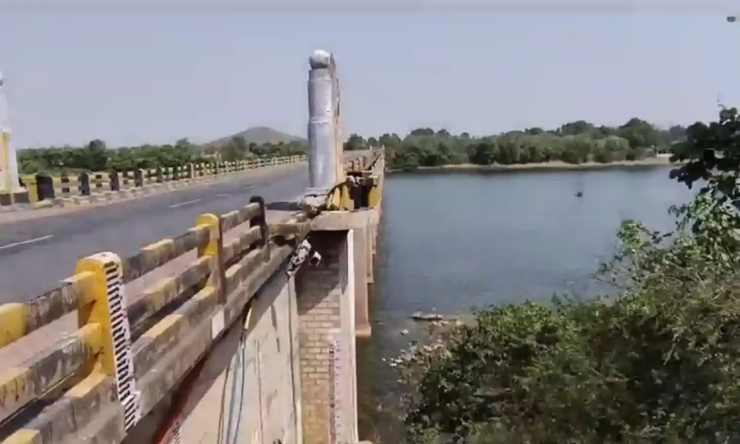 महिला सरपंच ने केन नदी में लगाई छलांग, मडला व बमीठा पुलिस ने बचाया