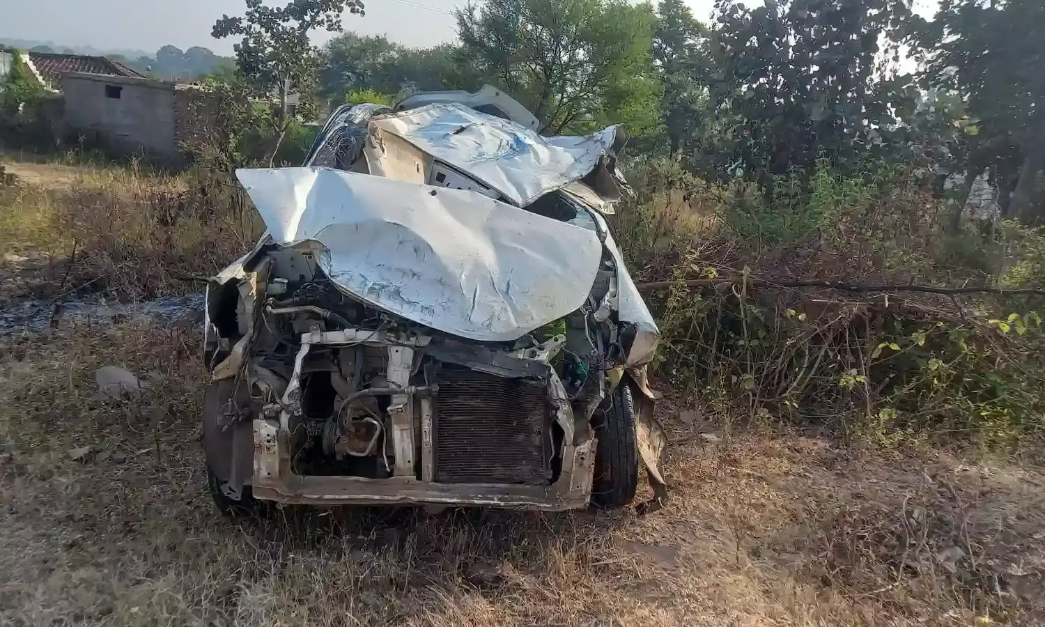 अज्ञात वाहन की टक्कर से कार के उडे परखच्चे, एक की मौत एक घायल