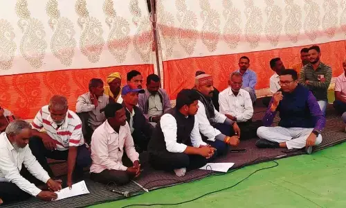 हाथियों को गांव से दूर भगाने धरने पर ग्रामीण हाथियों को गांव से दूर भगाने धरने पर ग्रामीण