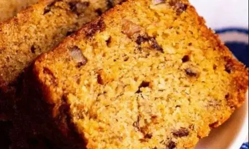 अगर आपको केक बनाने में होती है बहुत परेशानी, तो आप इस तरीके से आराम से बनाना केक बनाकर उसका लें मजा