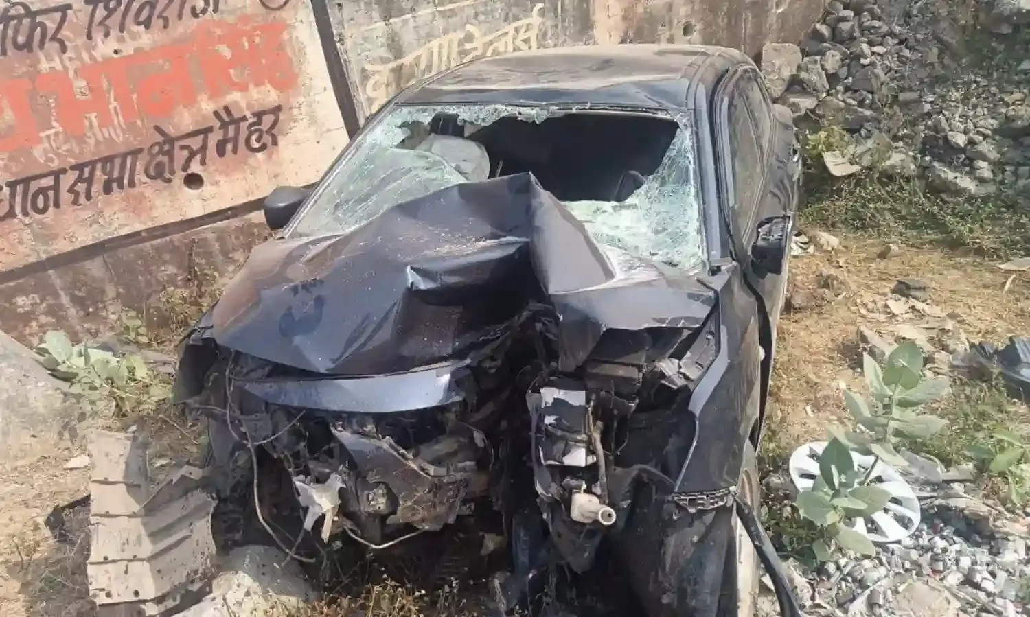 डिवाइडर से टकराकर खाईं में पलटी कार, एक ही परिवार के 4 लोगों की मौत