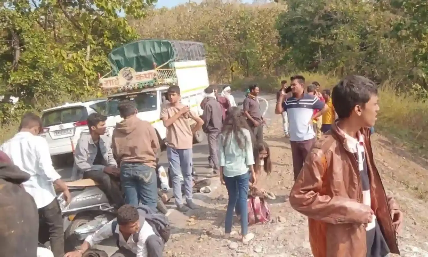 पिकनिक के लिए जा रही स्कूल बस पलटी, कक्षा दसवीं की छात्रा की मौत, 7 की हालत गंभीर
