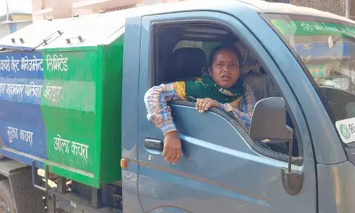 चंद्रपुर में महिलाओं ने संभाली कचरा गाड़ी की स्टेयरिंग
