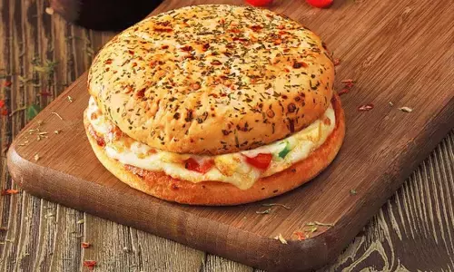 घर पर बनाएं इस आसान रेसिपी से बर्गर पिज्जा, बर्गर और पिज्जा दोनो का आ जाएगा स्वाद, बच्चे हो जाएंगे खुश