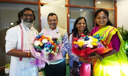 पीएम मोदी और शाह के बाद  हेमंत सोरेन ने केजरीवाल से की मुलाकात, शपथ ग्रहण समारोह में आने का दिया निमंत्रण