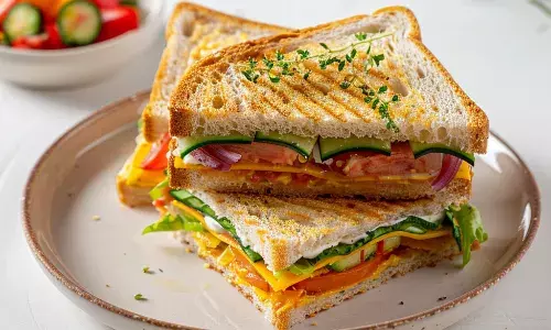 खाना चाहते हैं कुछ हेल्दी और टेस्टी, तो इस रेसिपी की मदद से घर पर ही बनाएं वेज क्लब सैंडविच