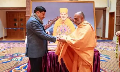 लंदन में स्वामी नारायण संप्रदाय के मंदिर पहुंचे सीएम मोहन यादव, बोले - मनुष्य को सन्मार्ग पर चलना सिखाती है, सनातन संस्कृति लंदन में स्वामी नारायण संप्रदाय के मंदिर पहुंचे सीएम मोहन यादव, बोले - मनुष्य को सन्मार्ग पर चलना सिखाती है, सनातन संस्कृति