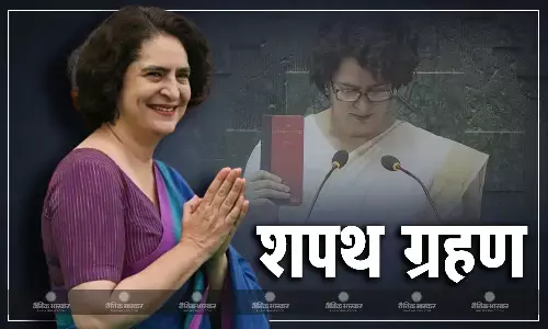 हाथ में संविधान की किताब लेकर प्रियंका गांधी ने ली शपथ, पहली बार बनीं सांसद