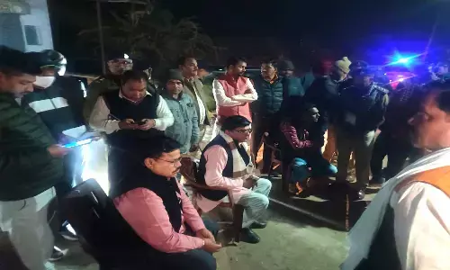 ऊर्जा मंत्री श्री तोमर ग्राम इंदरगढ़ में हुई घटना में मृतक के परिजनों से मिलकर शोक संवेदना व्यक्त की, 4 लाख की सहायता राशि का चेक सौंपा