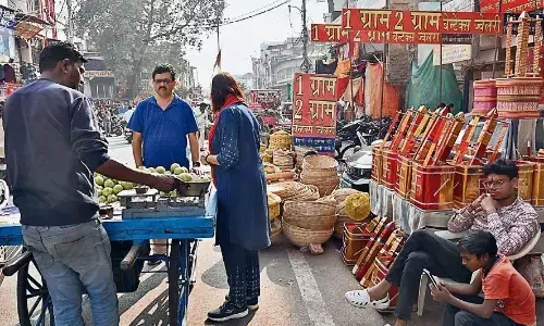 सड़क तक पसरा बाजार, पैदल चलना भी दुश्वार सड़क तक पसरा बाजार, पैदल चलना भी दुश्वार