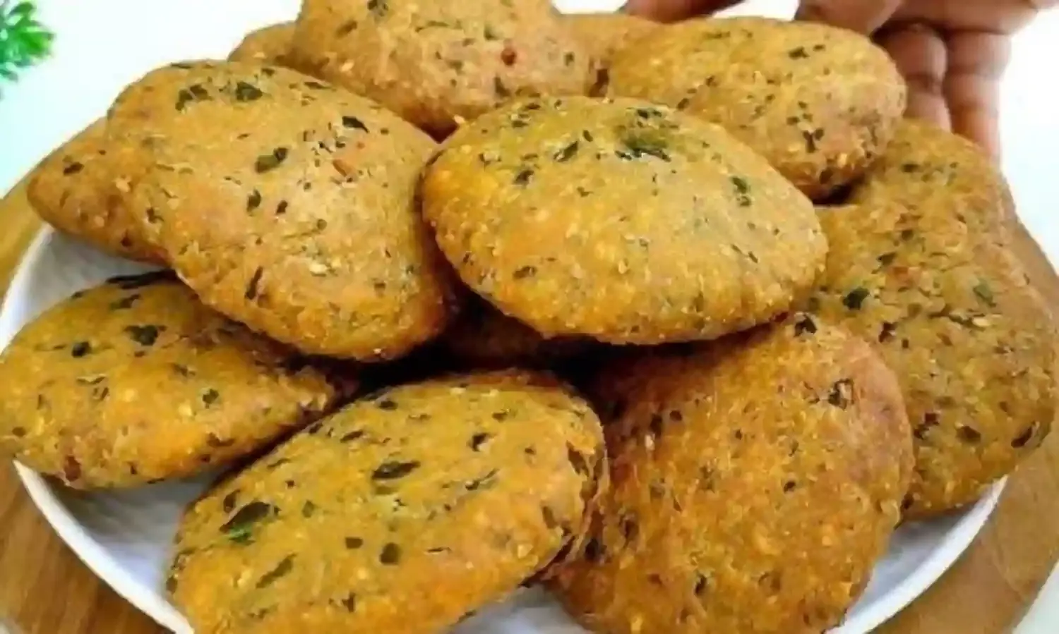 ठंड के मौसम में बनाएं घर पर ही मेथी की बिल्कुल खस्ता कचौड़ी, खाकर मन हो जाएगा खुश