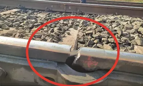 धामणगांव में रेलवेे ट्रैक पर पड़ी एक इंच दरार, ट्रैक मैन ने बचाई हजारों यात्रियों की जान धामणगांव में रेलवेे ट्रैक पर पड़ी एक इंच दरार, ट्रैक मैन ने बचाई हजारों यात्रियों की जान
