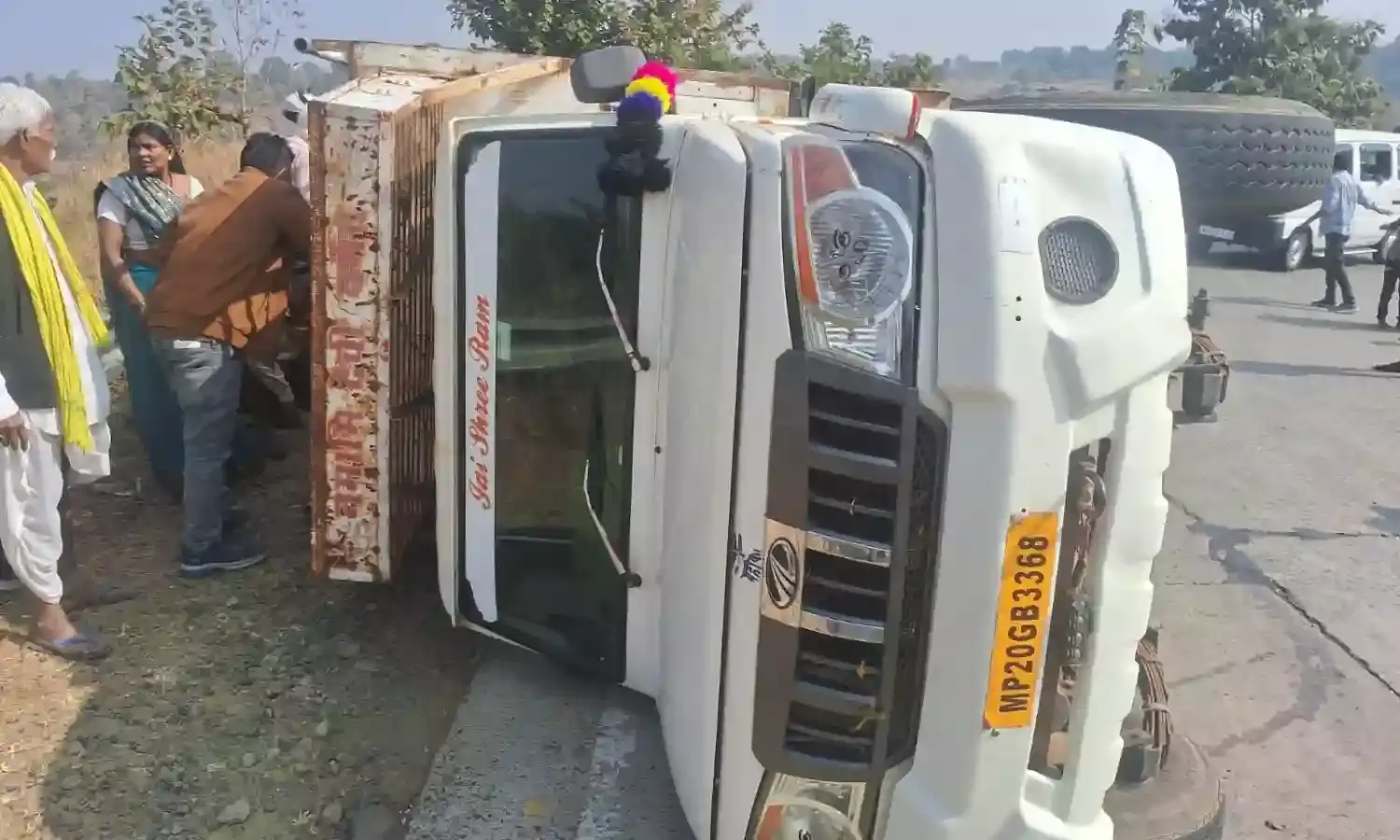 सगाई में शामिल होने जाते समय तेज रफ्तार पिकअप पलटी, 15 घायल दो गंभीर रेफर