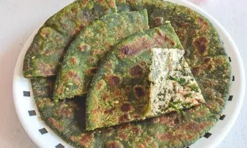 पालक पनीर की सब्जी की जगह बनाएं पालक पनीर के पराठे, स्वाद ऐसा कि उड़ जाएंगे होश