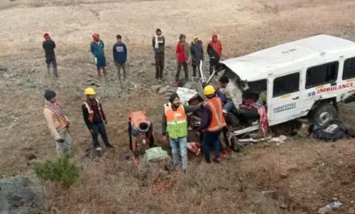 एंबुलेंस पलटने से तीन की मौत 6 घायल