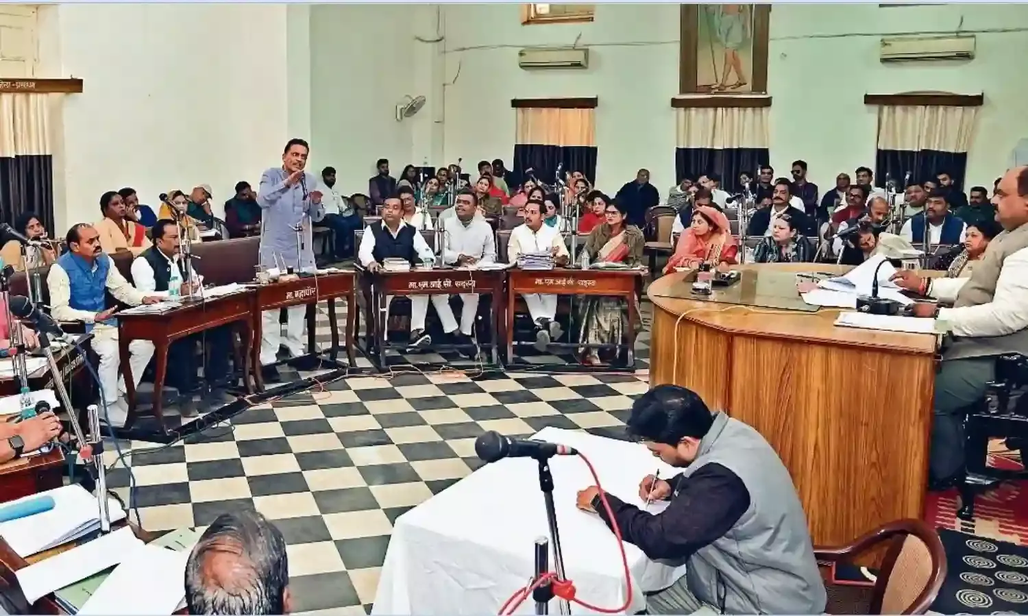 शहर में 61 स्थानों पर बनेगी पेड पार्किंग, डोर-टू डोर कचरा कलेक्शन को लेकर अहम निर्णय