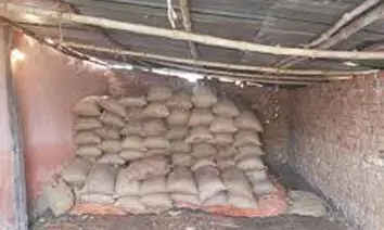 दाम घटने से बेचने की बजाय घर में धान संग्रहित कर रहे भंडारा के किसान