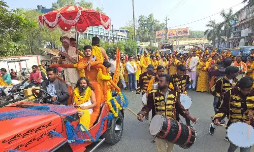 शोभायात्रा निकालकर महायज्ञ का शुभारंभ शोभायात्रा निकालकर महायज्ञ का शुभारंभ