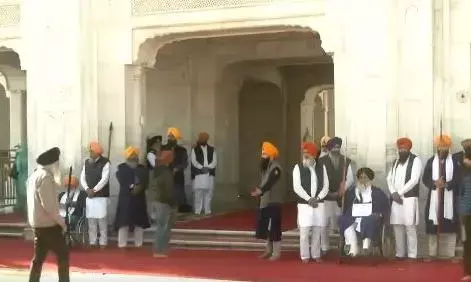 पंजाब में गोल्डन टेंपल के गेट पर फायरिंग, बाल -बाल बचे शिरोमणि अकाली दल के नेता सुखबीर सिंह बादल