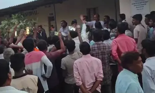 नौवीं कक्षा की छात्रा से बैड टच करने की करतूत करने वाले शिक्षक की कार पर पथराव नौवीं कक्षा की छात्रा से बैड टच करने की करतूत करने वाले शिक्षक की कार पर पथराव