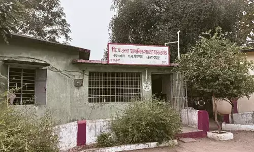 जिला परिषद शाला के बच्चों का पोषण आहार भोजन बनाने वाले ने खुद ही डकार लिया