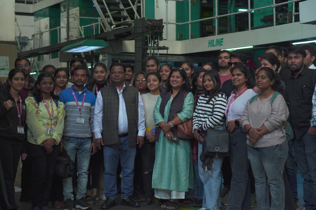 एमसीयू के जनसंचार विभाग के विद्यार्थियों ने किया समाचार पत्र के प्रिंटिंग कक्ष का अवलोकन