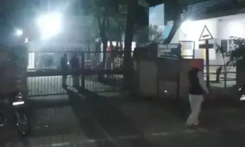 खिड़कियों के शीशे टूटे, पुलिस ने थाने का गेट बंद किया, बीते 6 दिनों में दूसरी घटना