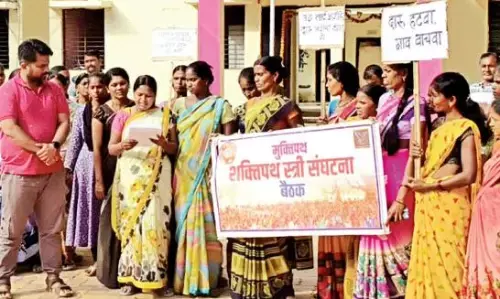 जारावंडी की महिलाओं ने शराब बिक्री के विरोध में थाने पर निकाला मोर्चा