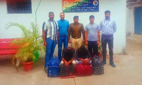 ट्रेन से शराब तस्करी करते पकड़े गए दो लोगों को पुलिस ने किया गिरफ्तार