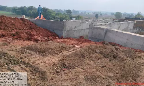 सिवनी विधायक ने समर्थकों के साथ नहर निर्माण में लगे अफसर व मजदूरों को पीटा! सिवनी विधायक ने समर्थकों के साथ नहर निर्माण में लगे अफसर व मजदूरों को पीटा!