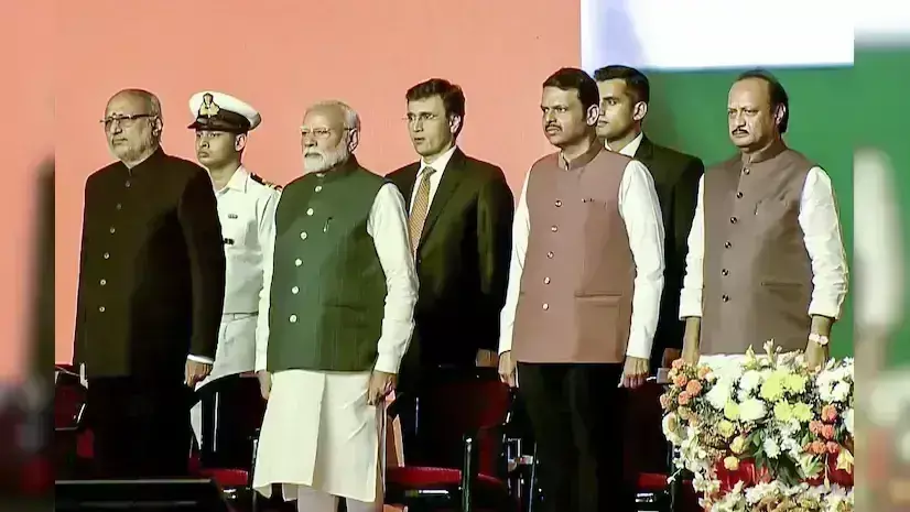 मुख्यमंत्री पद की ली शपथ - मैं देवेंद्र सरिता गंगाधर फडणवीस शपथ लेता हूं....